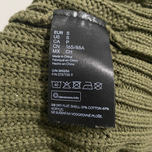 H&M KNIT TURTLE NECK SWEATER - Picture 2 of 2